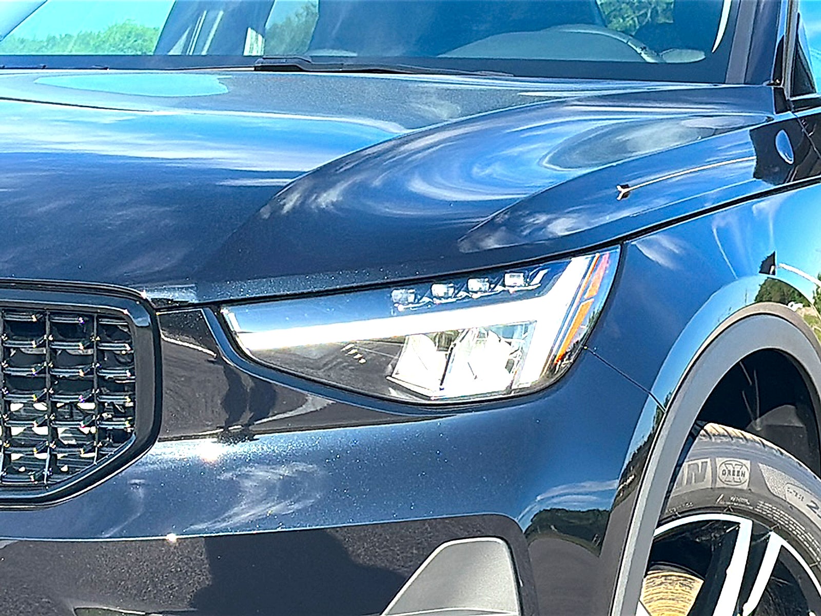 2026 Volvo XC40 Core, B4 FWD Gas (mild hybrid), Dark