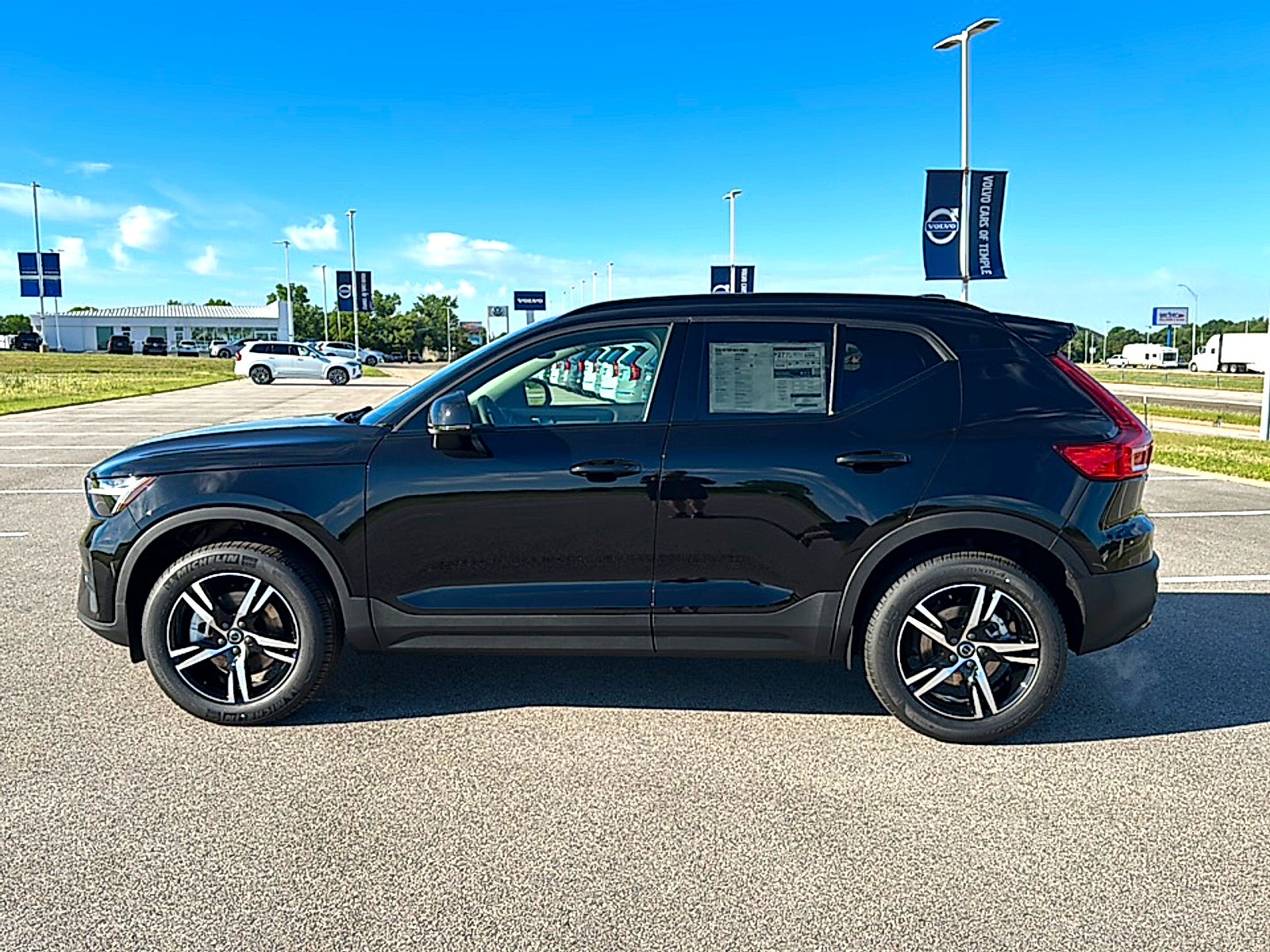 2026 Volvo XC40 Core, B4 FWD Gas (mild hybrid), Dark