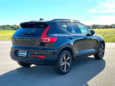 2026 Volvo XC40 Core, B4 FWD Gas (mild hybrid), Dark
