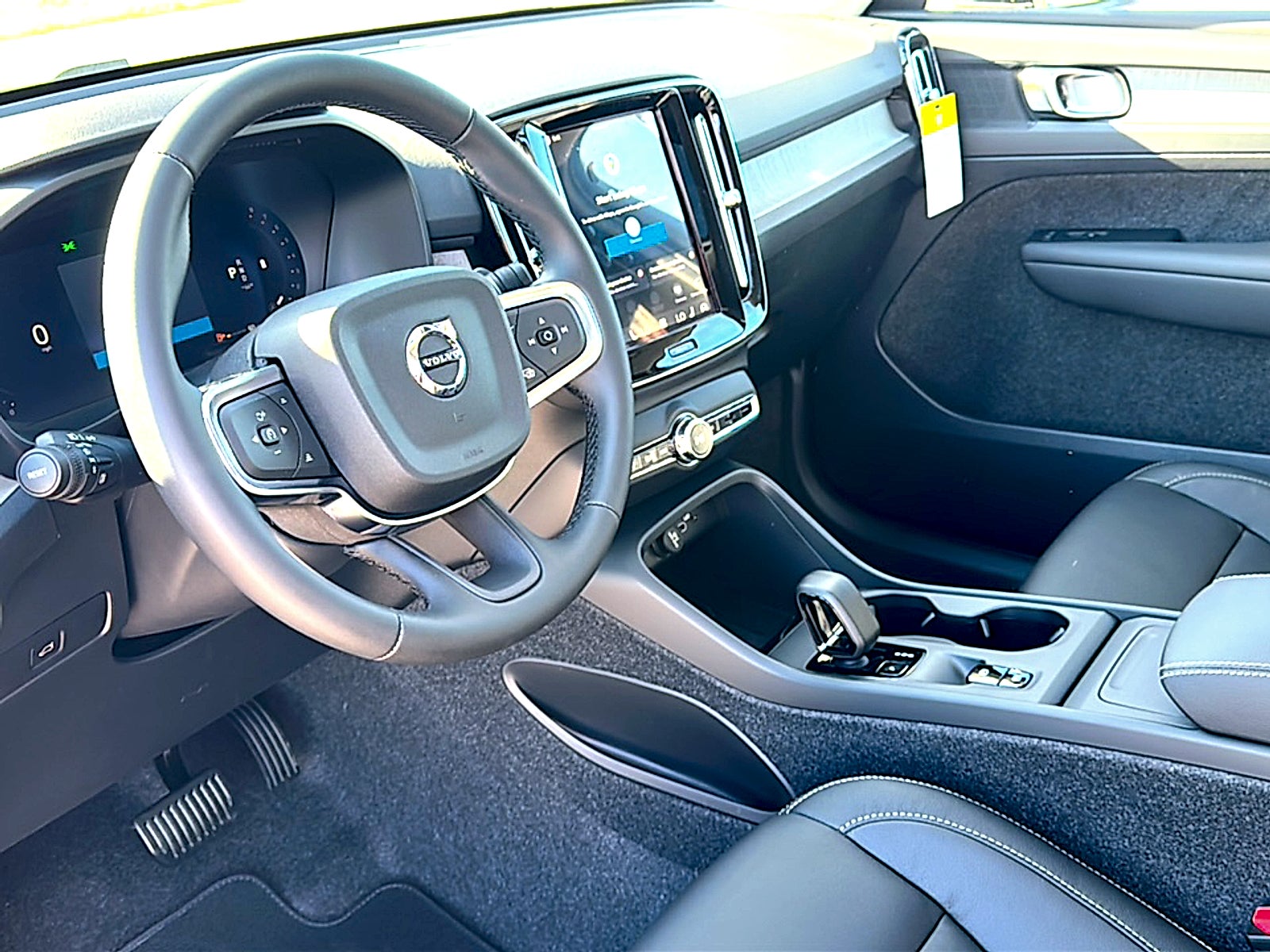 2026 Volvo XC40 Core, B4 FWD Gas (mild hybrid), Dark