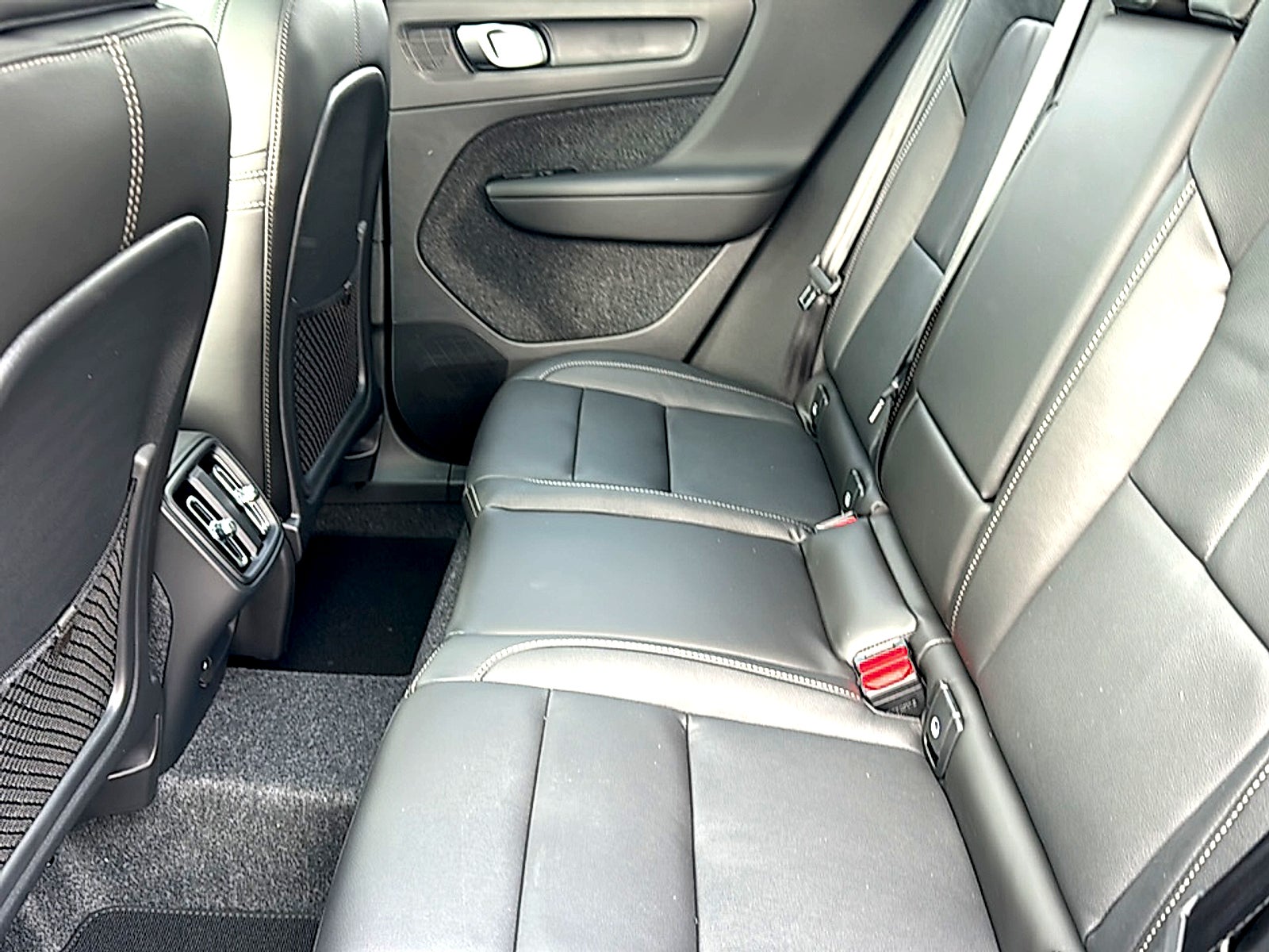 2026 Volvo XC40 Plus, B5 AWD Gas (mild hybrid), Dark