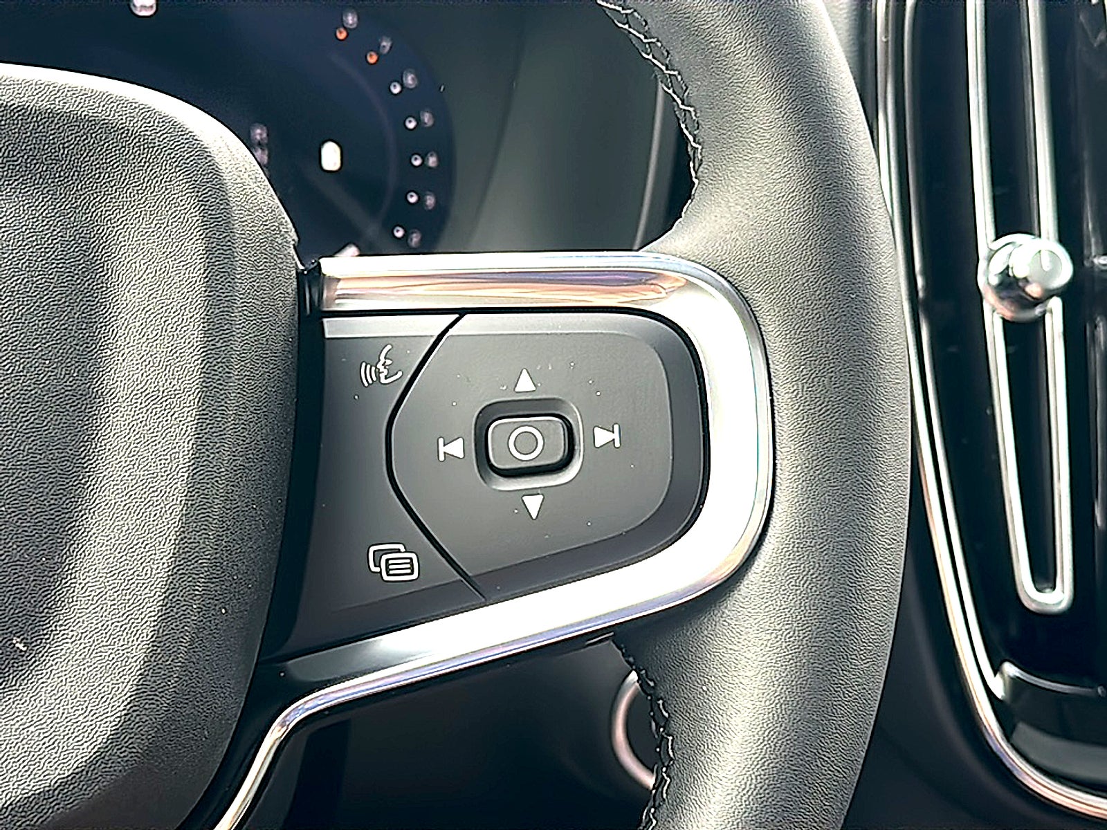 2026 Volvo XC40 Plus, B5 AWD Gas (mild hybrid), Dark