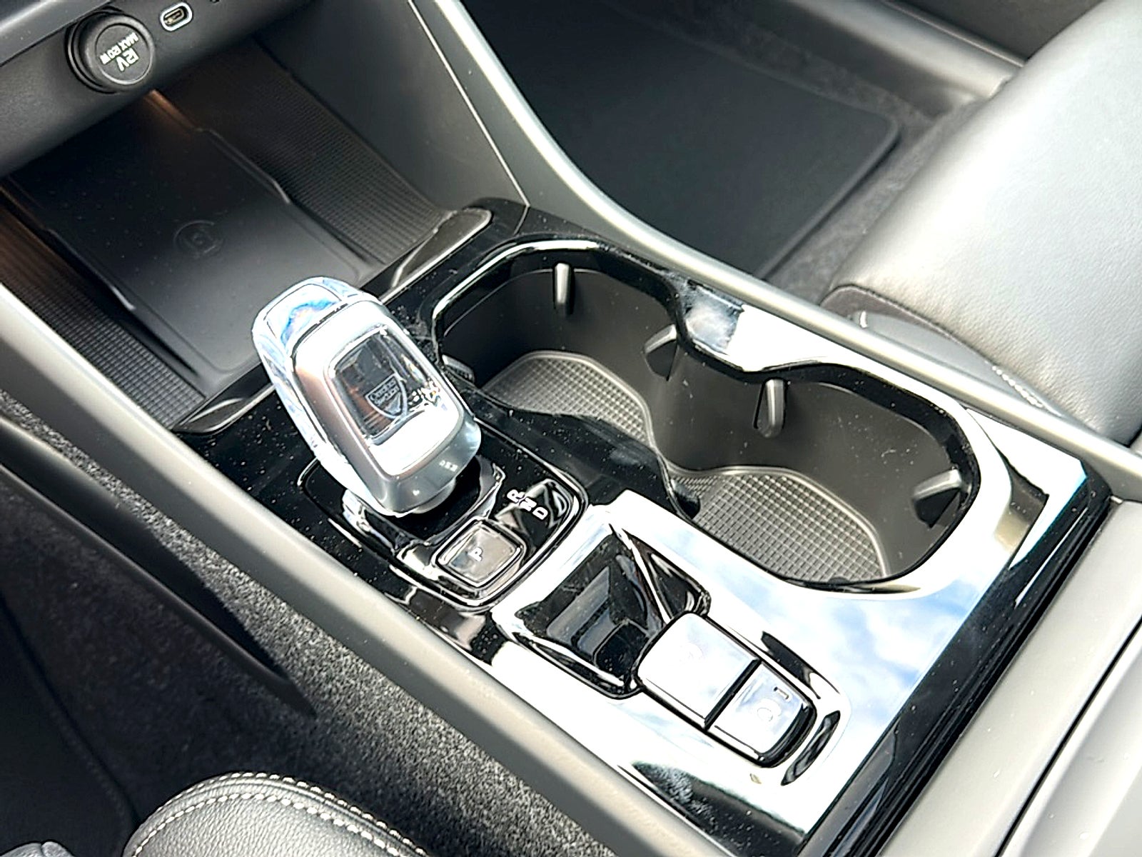 2026 Volvo XC40 Plus, B5 AWD Gas (mild hybrid), Dark