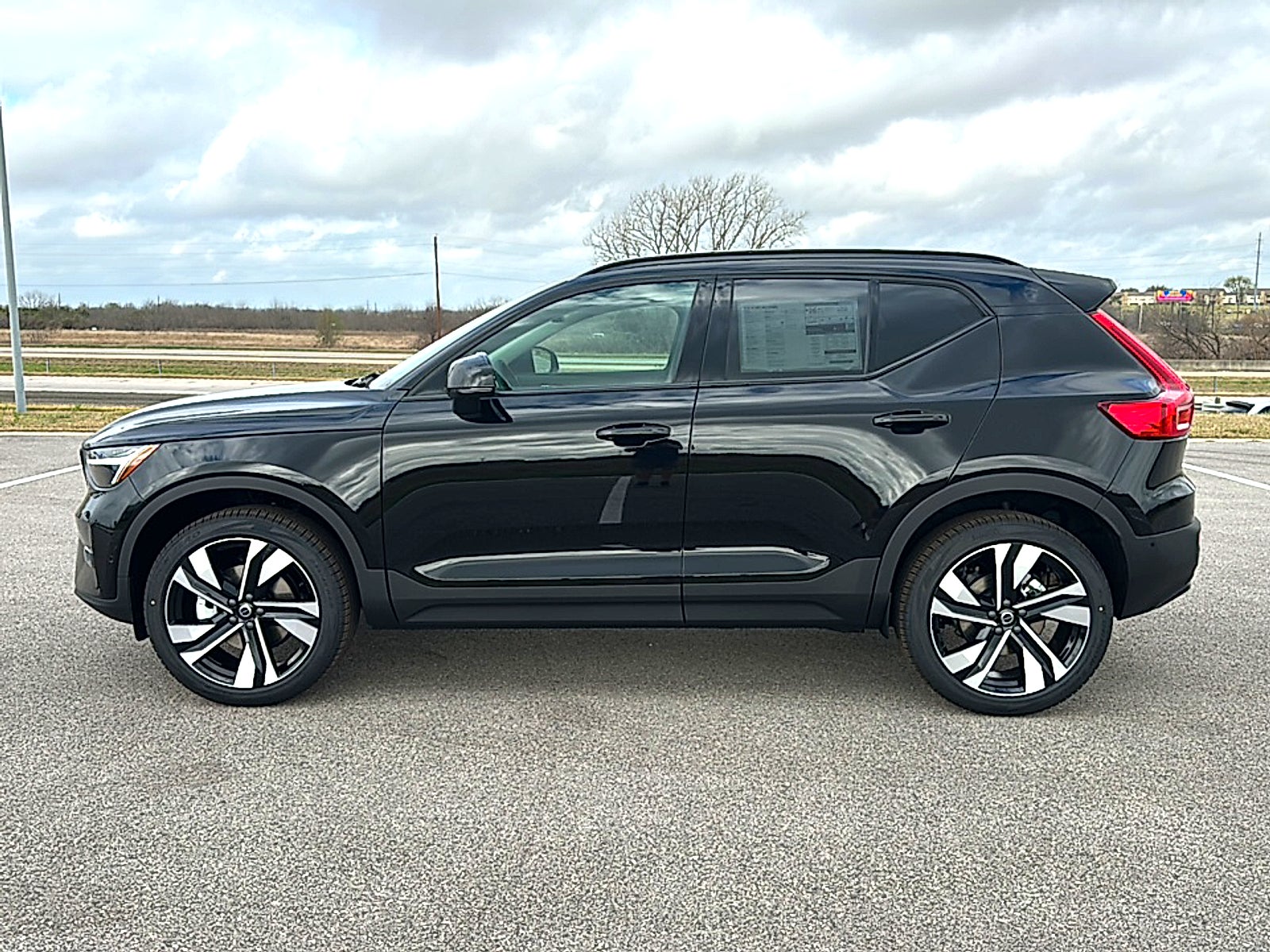 2026 Volvo XC40 Plus, B5 AWD Gas (mild hybrid), Dark