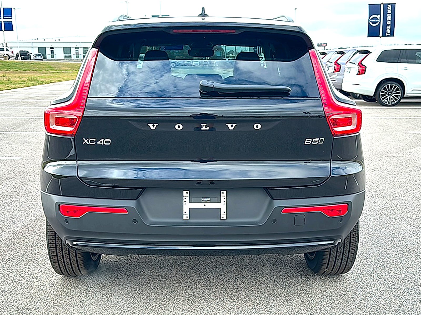 2026 Volvo XC40 Plus, B5 AWD Gas (mild hybrid), Dark