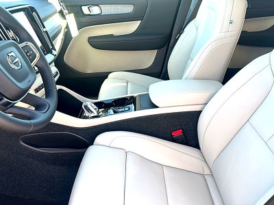 2026 Volvo XC40 Plus, B5 AWD Gas (mild hybrid), Dark
