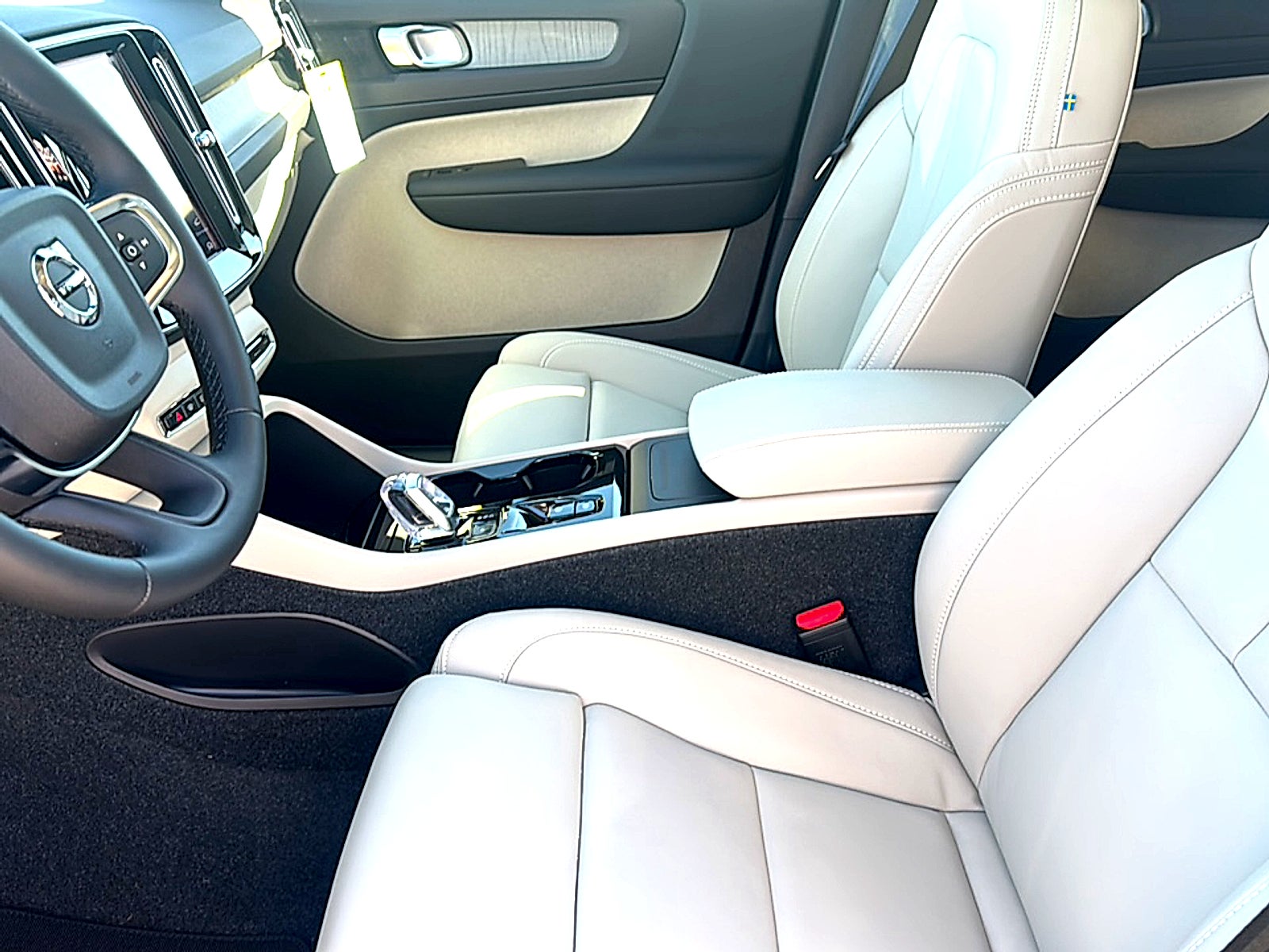2026 Volvo XC40 Plus, B5 AWD Gas (mild hybrid), Dark