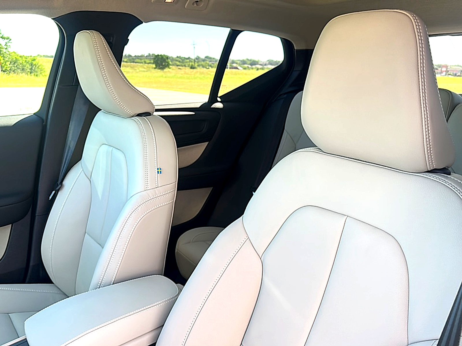 2026 Volvo XC40 Plus, B5 AWD Gas (mild hybrid), Dark