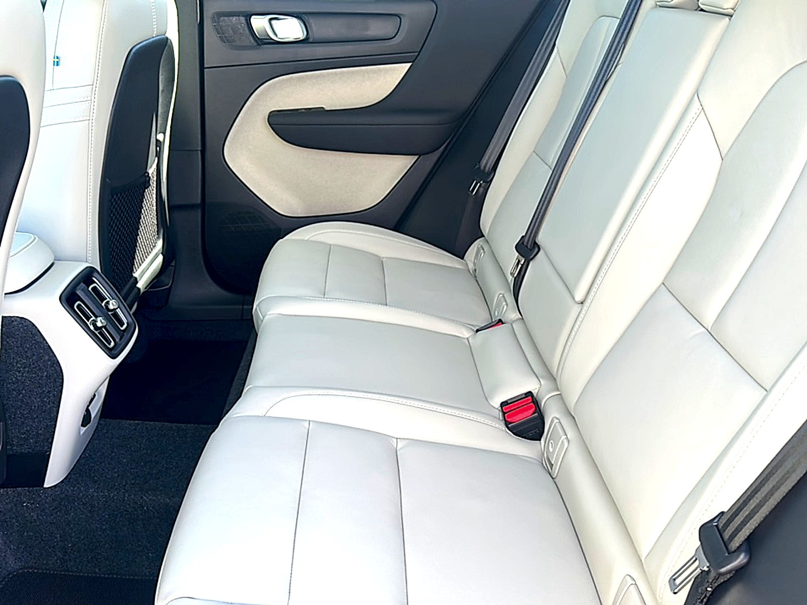 2026 Volvo XC40 Plus, B5 AWD Gas (mild hybrid), Dark