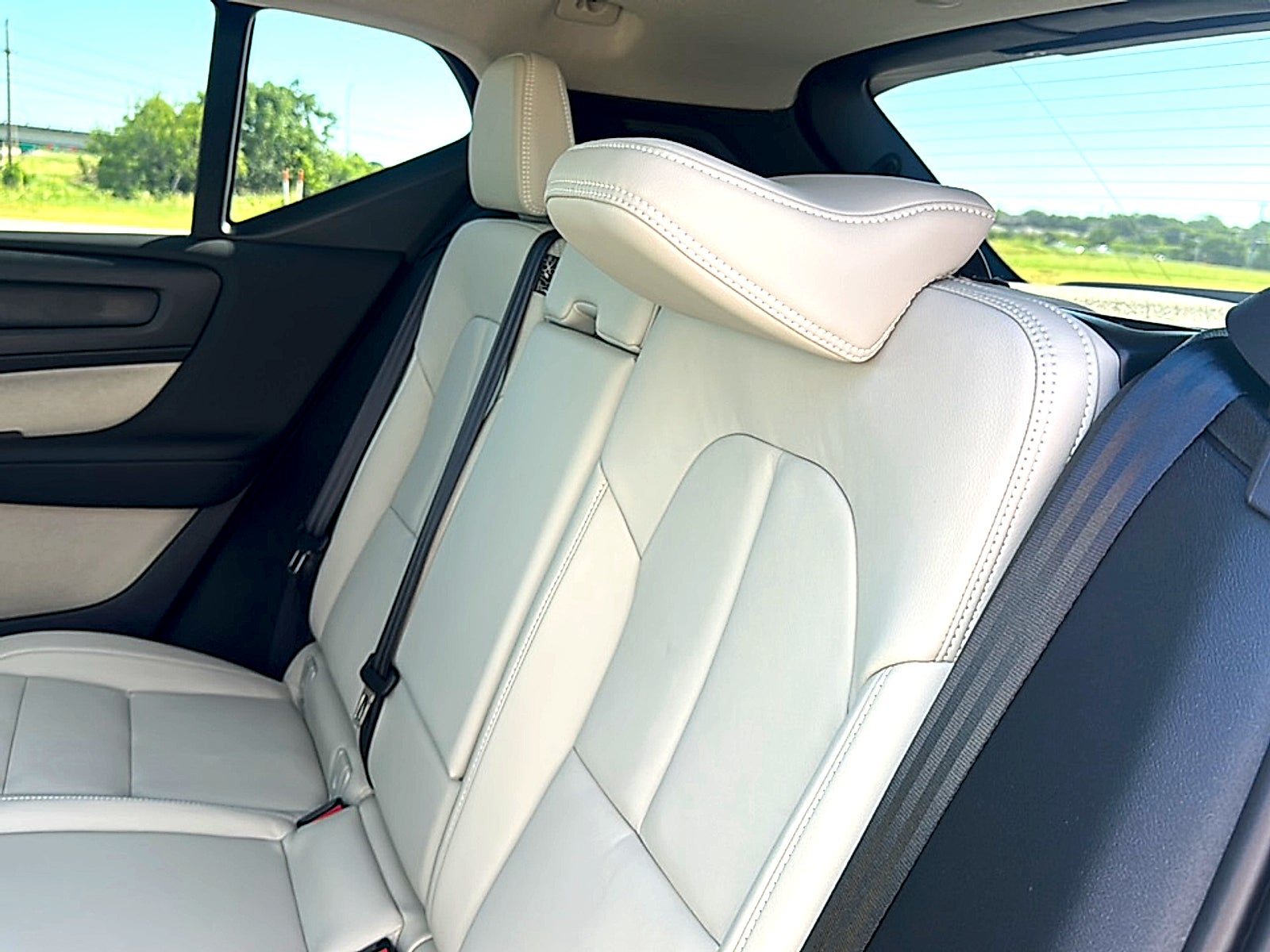 2026 Volvo XC40 Plus, B5 AWD Gas (mild hybrid), Dark