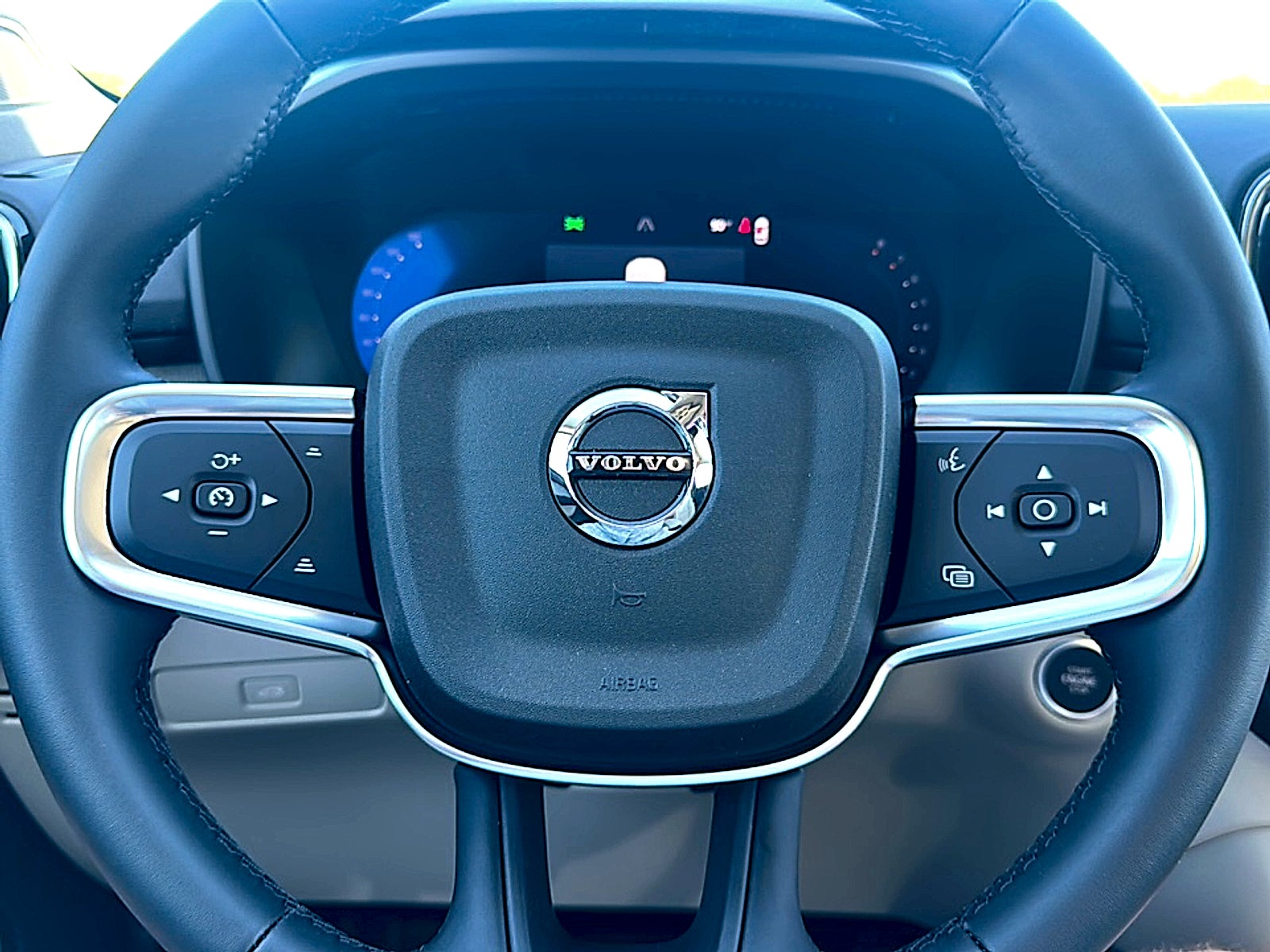 2026 Volvo XC40 Plus, B5 AWD Gas (mild hybrid), Dark