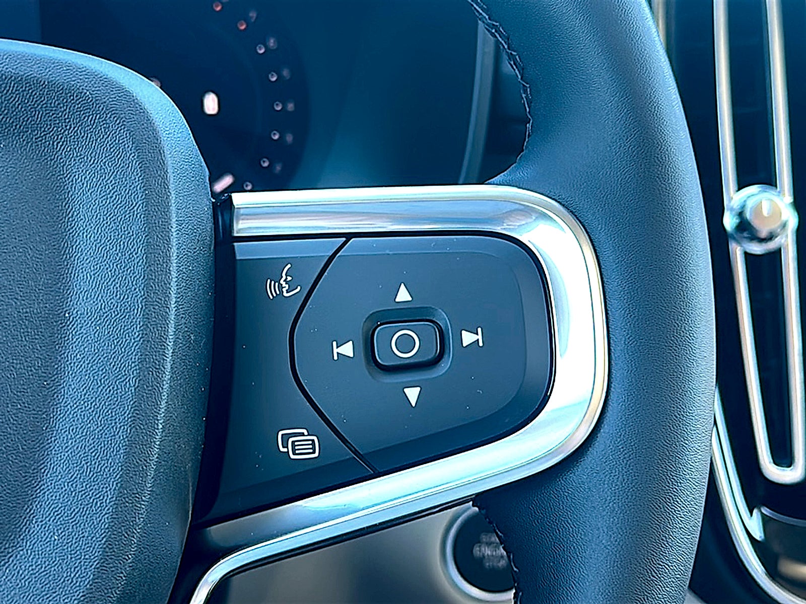 2026 Volvo XC40 Plus, B5 AWD Gas (mild hybrid), Dark