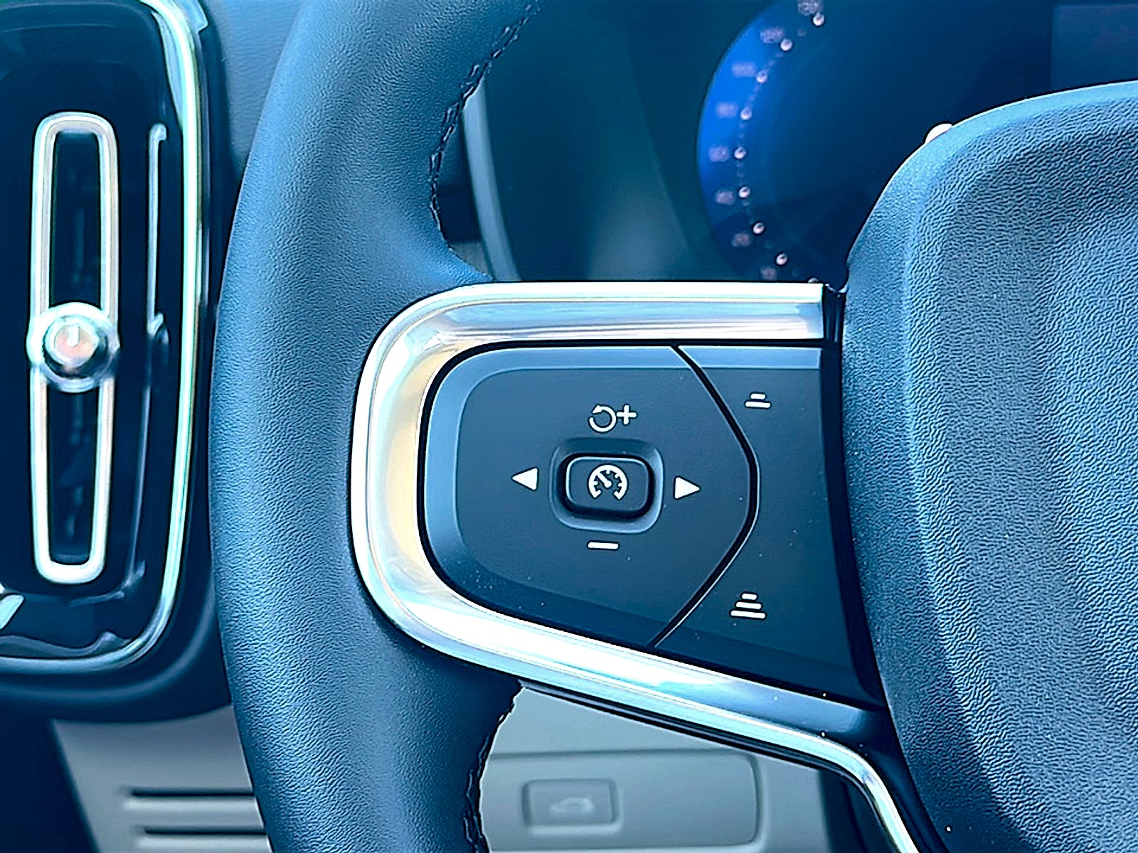 2026 Volvo XC40 Plus, B5 AWD Gas (mild hybrid), Dark
