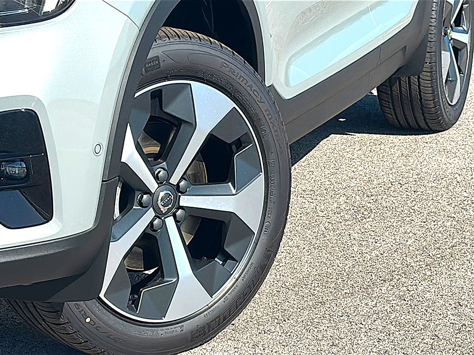 2026 Volvo XC40 Plus, B5 AWD Gas (mild hybrid), Dark