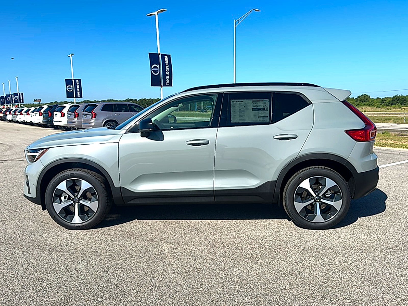 2026 Volvo XC40 Plus, B5 AWD Gas (mild hybrid), Dark