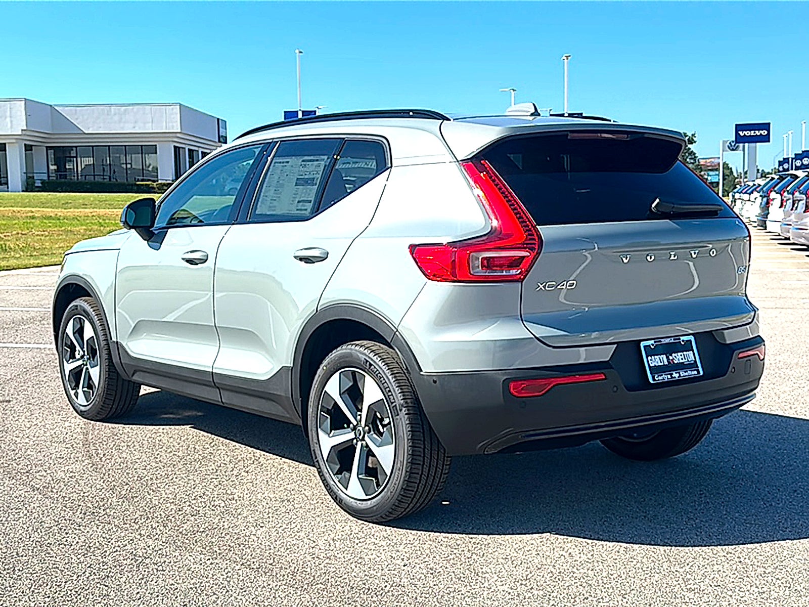 2026 Volvo XC40 Plus, B5 AWD Gas (mild hybrid), Dark