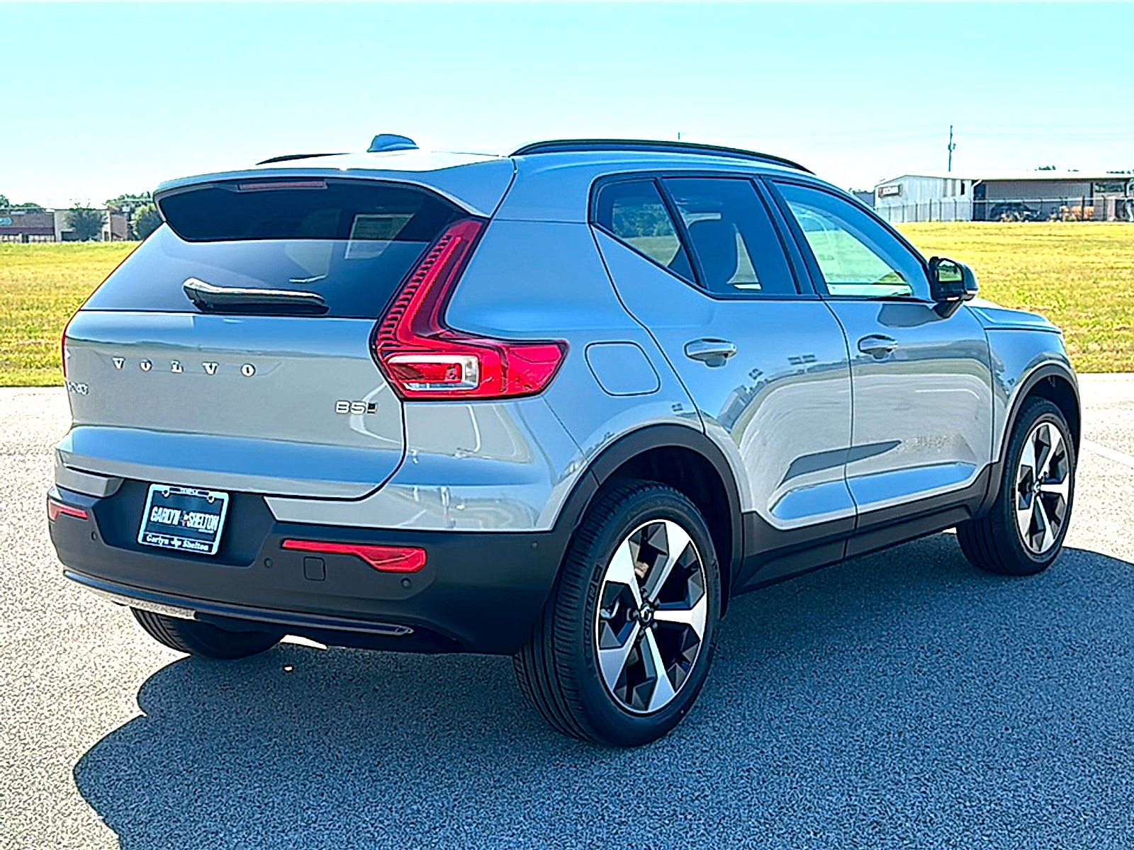2026 Volvo XC40 Plus, B5 AWD Gas (mild hybrid), Dark