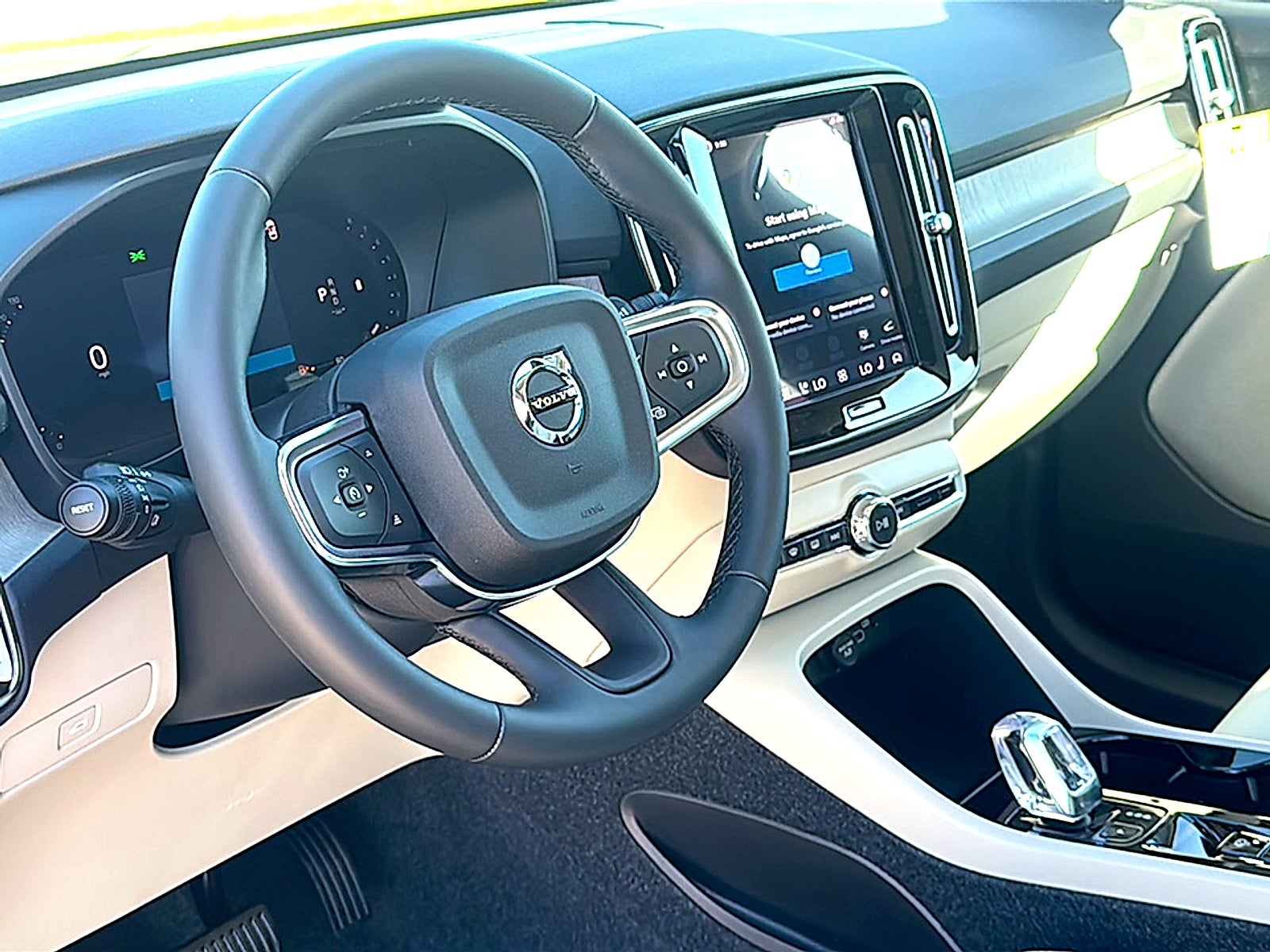 2026 Volvo XC40 Plus, B5 AWD Gas (mild hybrid), Dark