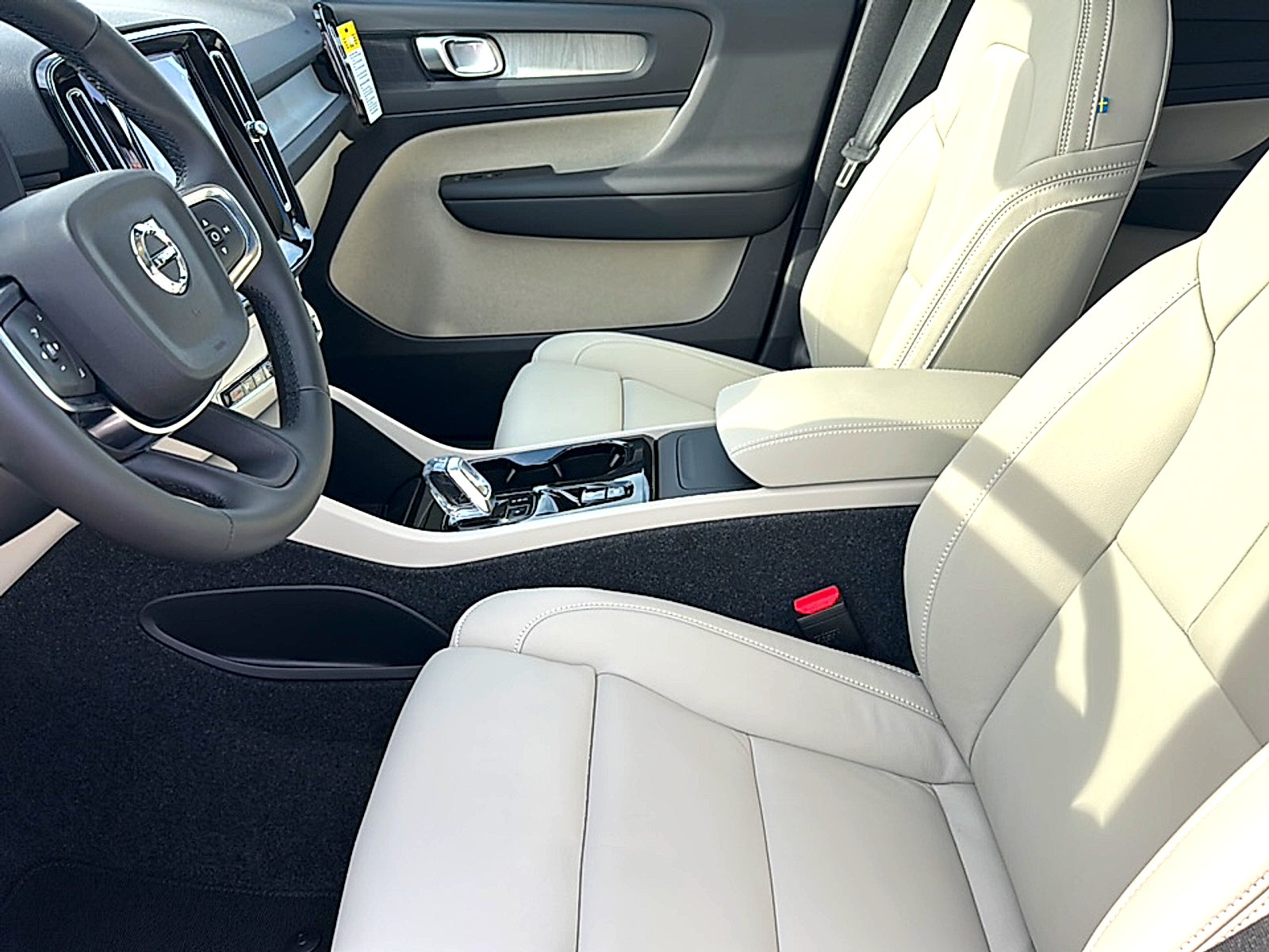 2026 Volvo XC40 Plus, B5 AWD Gas (mild hybrid), Dark