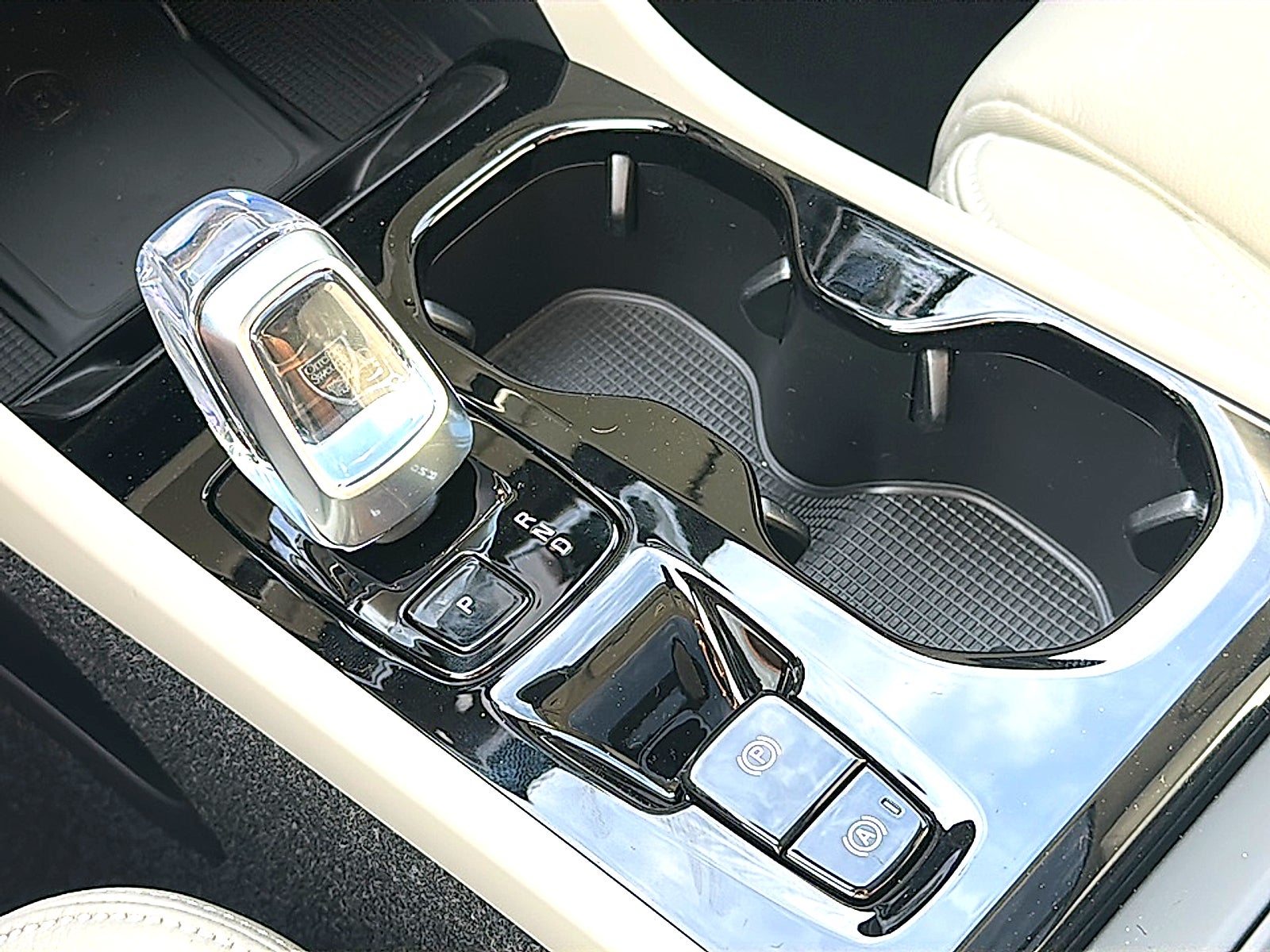 2026 Volvo XC40 Plus, B5 AWD Gas (mild hybrid), Dark