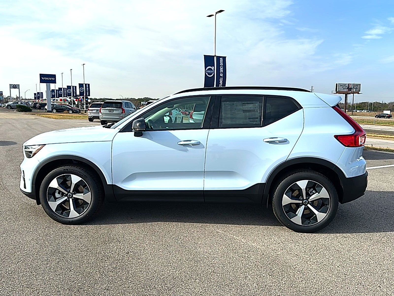 2026 Volvo XC40 Plus, B5 AWD Gas (mild hybrid), Dark