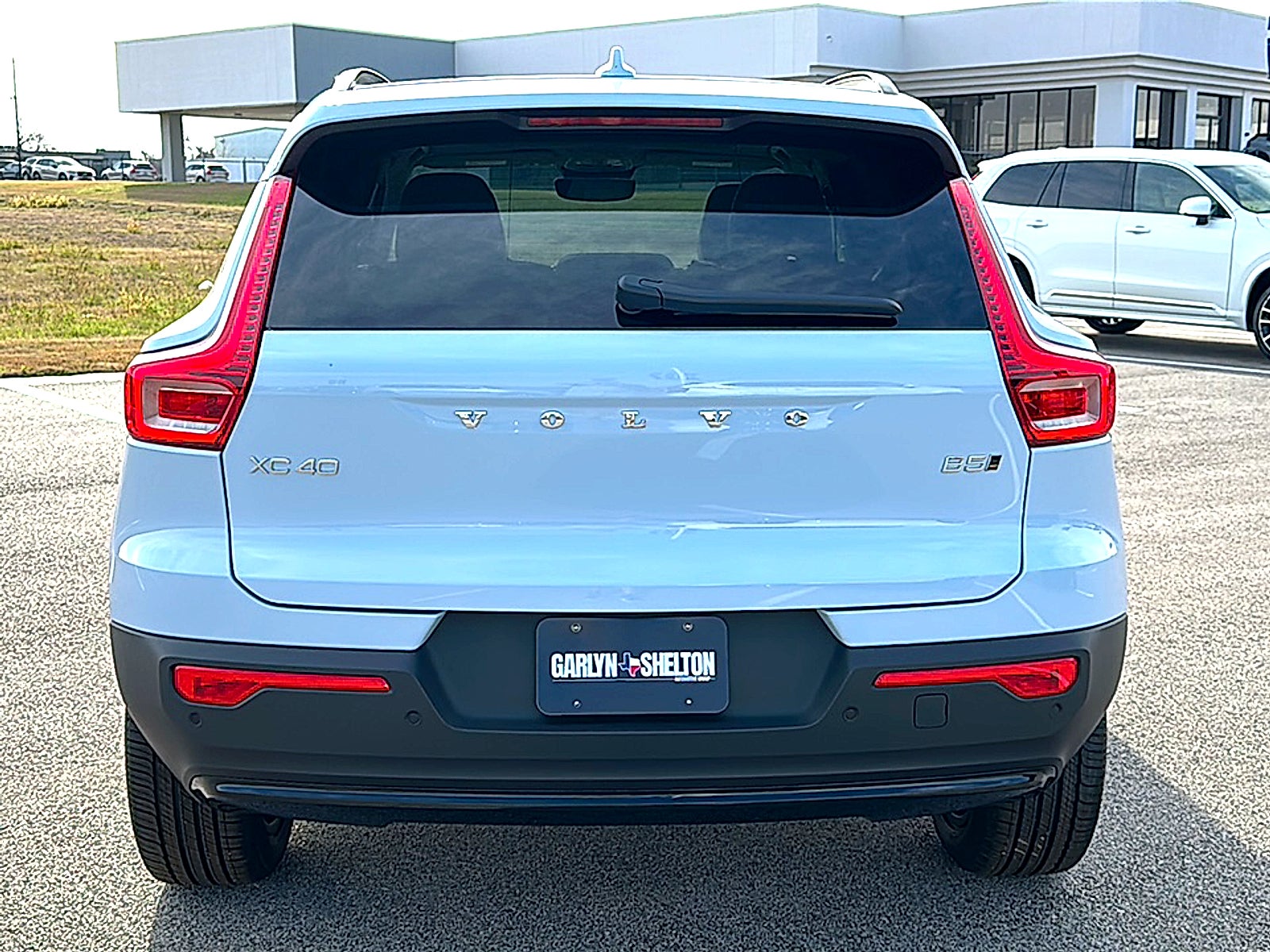 2026 Volvo XC40 Plus, B5 AWD Gas (mild hybrid), Dark