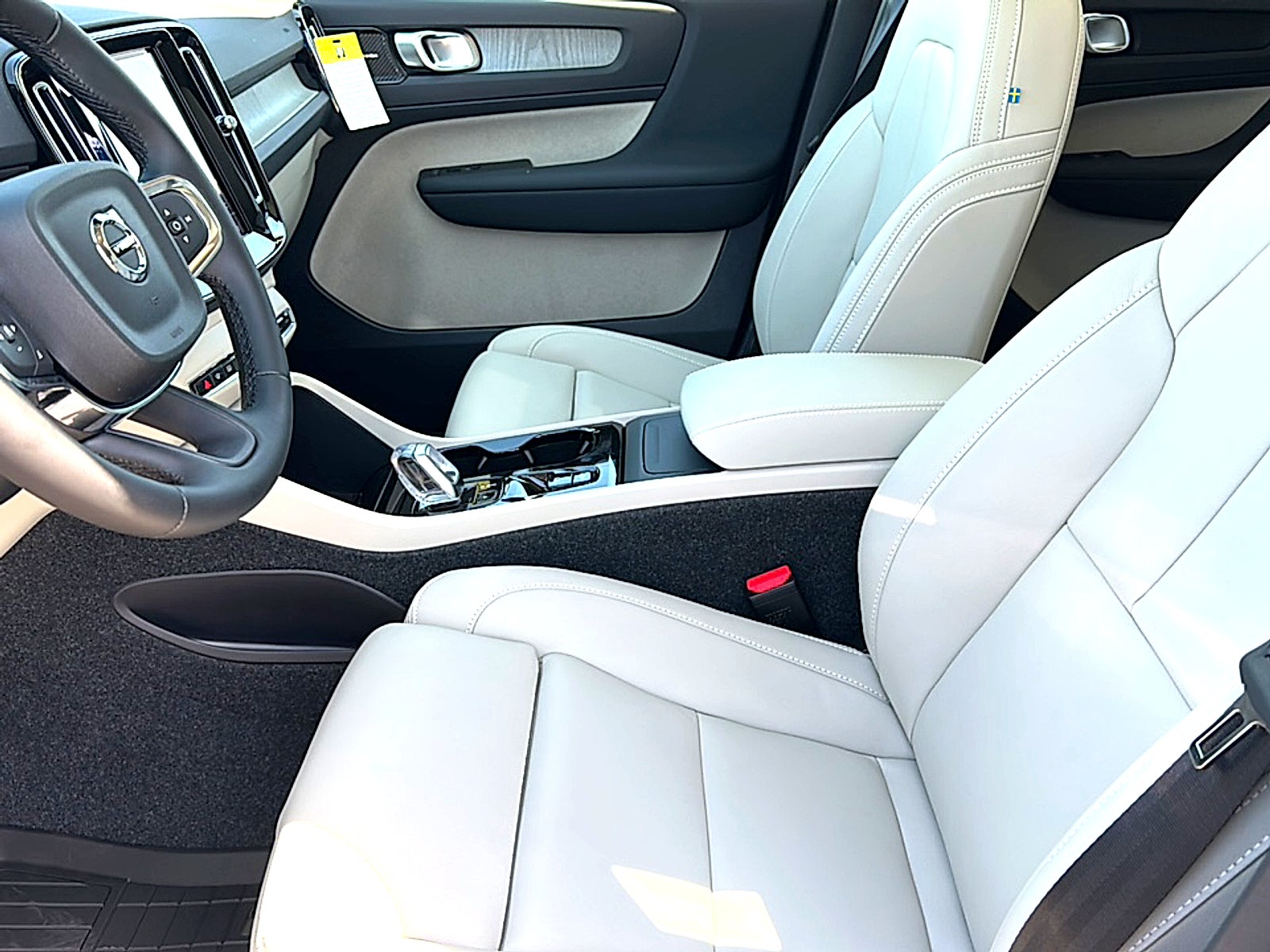 2026 Volvo XC40 Plus, B5 AWD Gas (mild hybrid), Dark