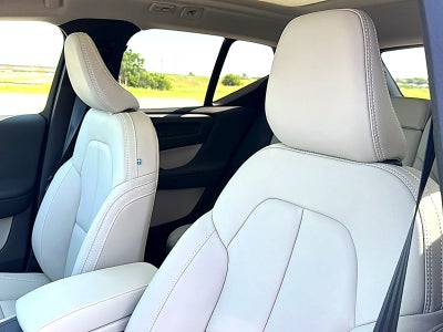 2026 Volvo XC40 Plus, B5 AWD Gas (mild hybrid), Dark