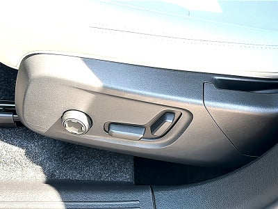 2026 Volvo XC40 Plus, B5 AWD Gas (mild hybrid), Dark