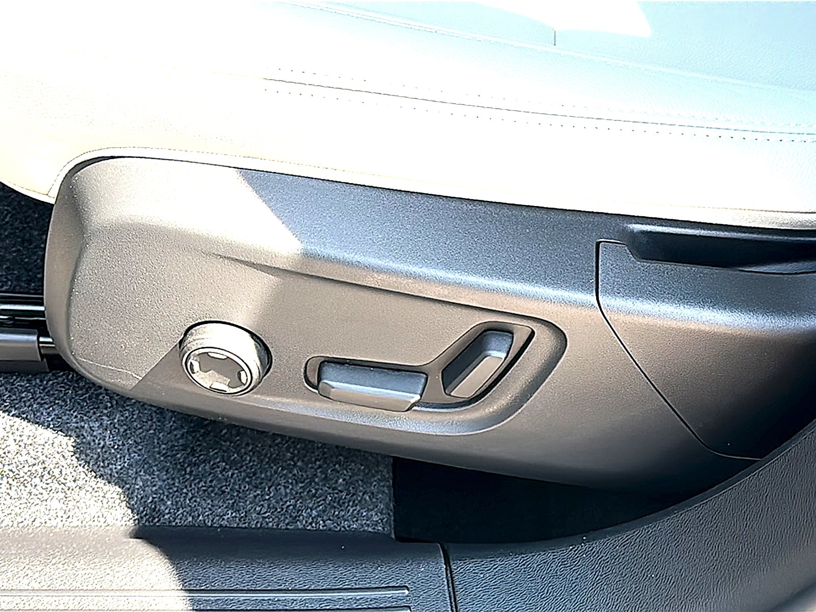 2026 Volvo XC40 Plus, B5 AWD Gas (mild hybrid), Dark