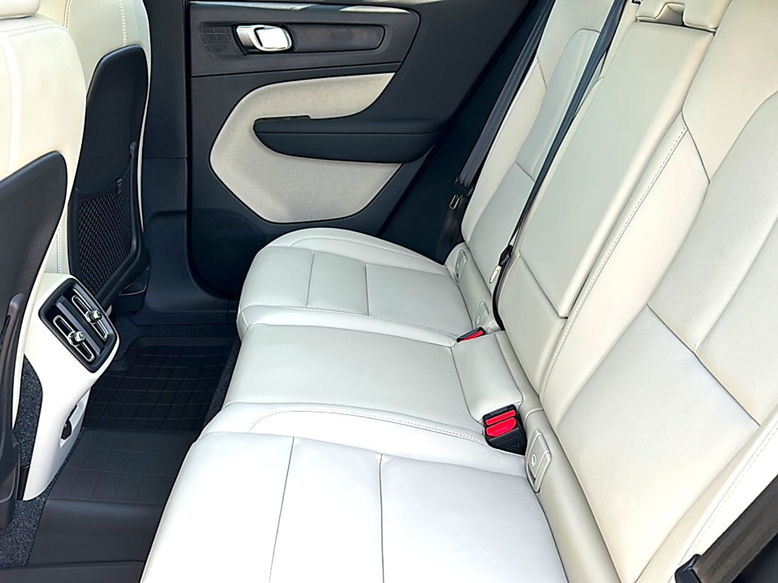 2026 Volvo XC40 Plus, B5 AWD Gas (mild hybrid), Dark