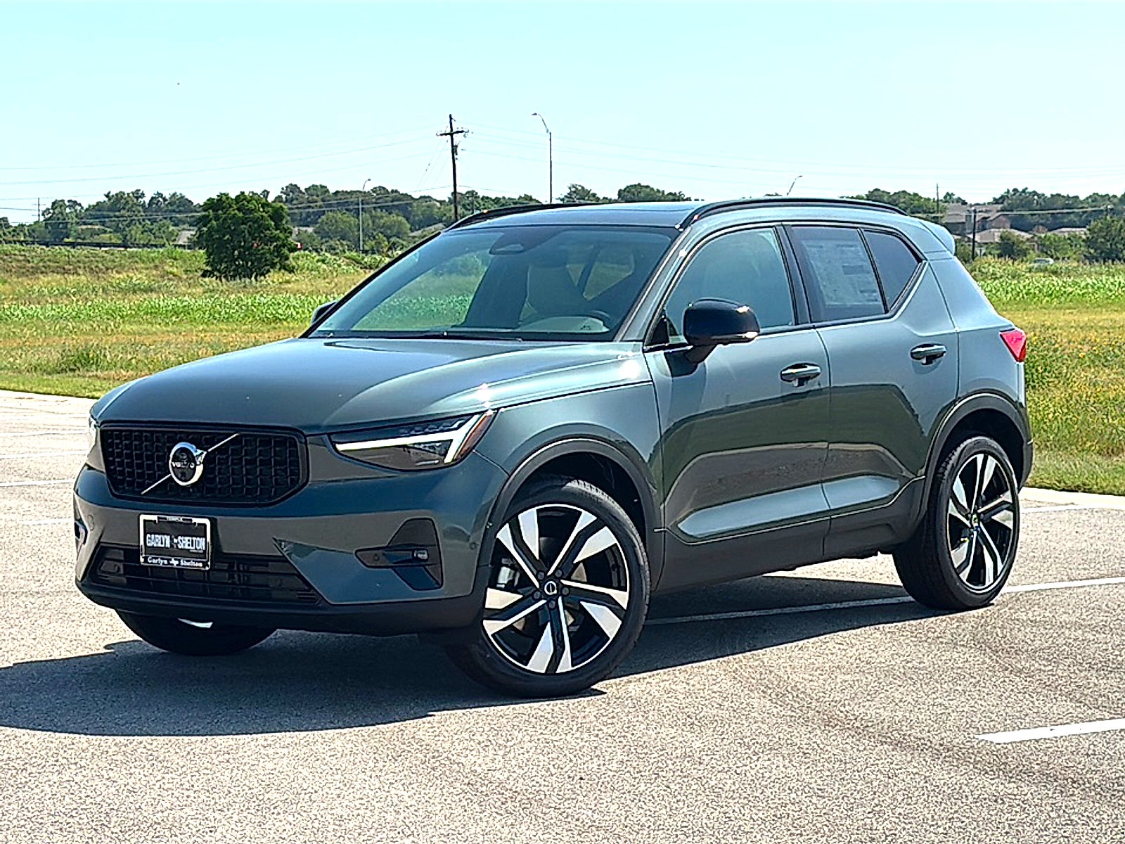 2026 Volvo XC40 Plus, B5 AWD Gas (mild hybrid), Dark