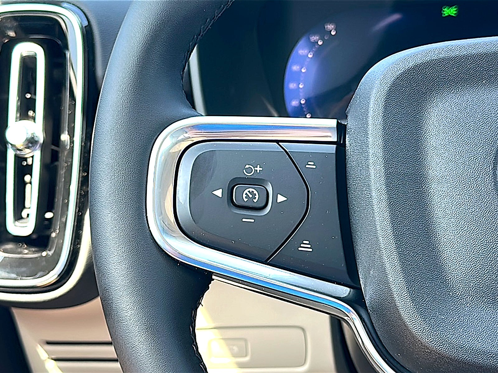 2026 Volvo XC40 Plus, B5 AWD Gas (mild hybrid), Dark