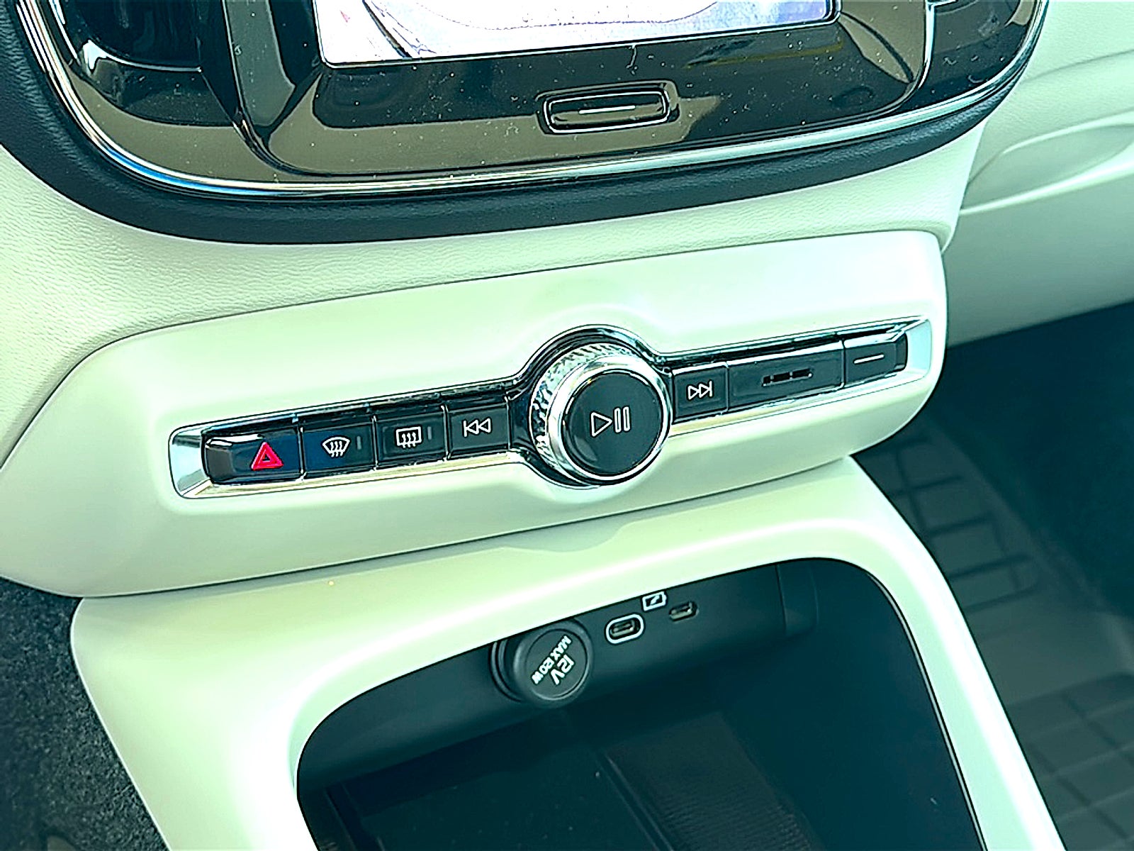 2026 Volvo XC40 Plus, B5 AWD Gas (mild hybrid), Dark