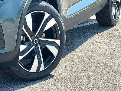 2026 Volvo XC40 Plus, B5 AWD Gas (mild hybrid), Dark