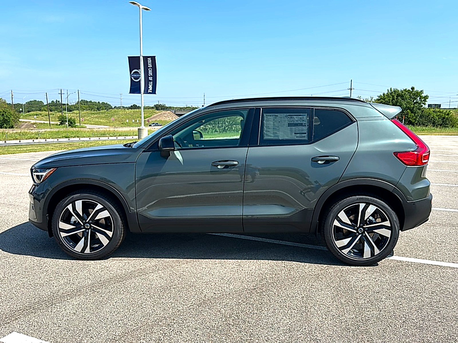 2026 Volvo XC40 Plus, B5 AWD Gas (mild hybrid), Dark