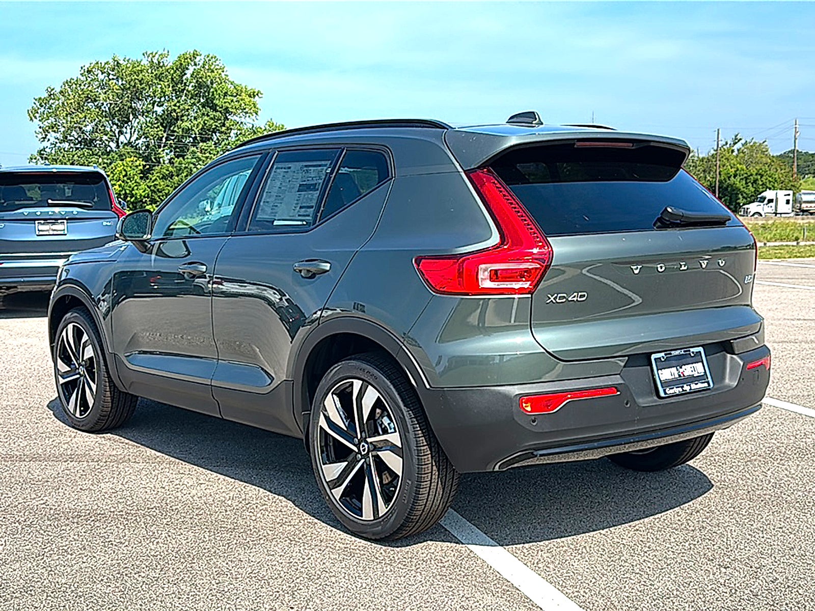 2026 Volvo XC40 Plus, B5 AWD Gas (mild hybrid), Dark