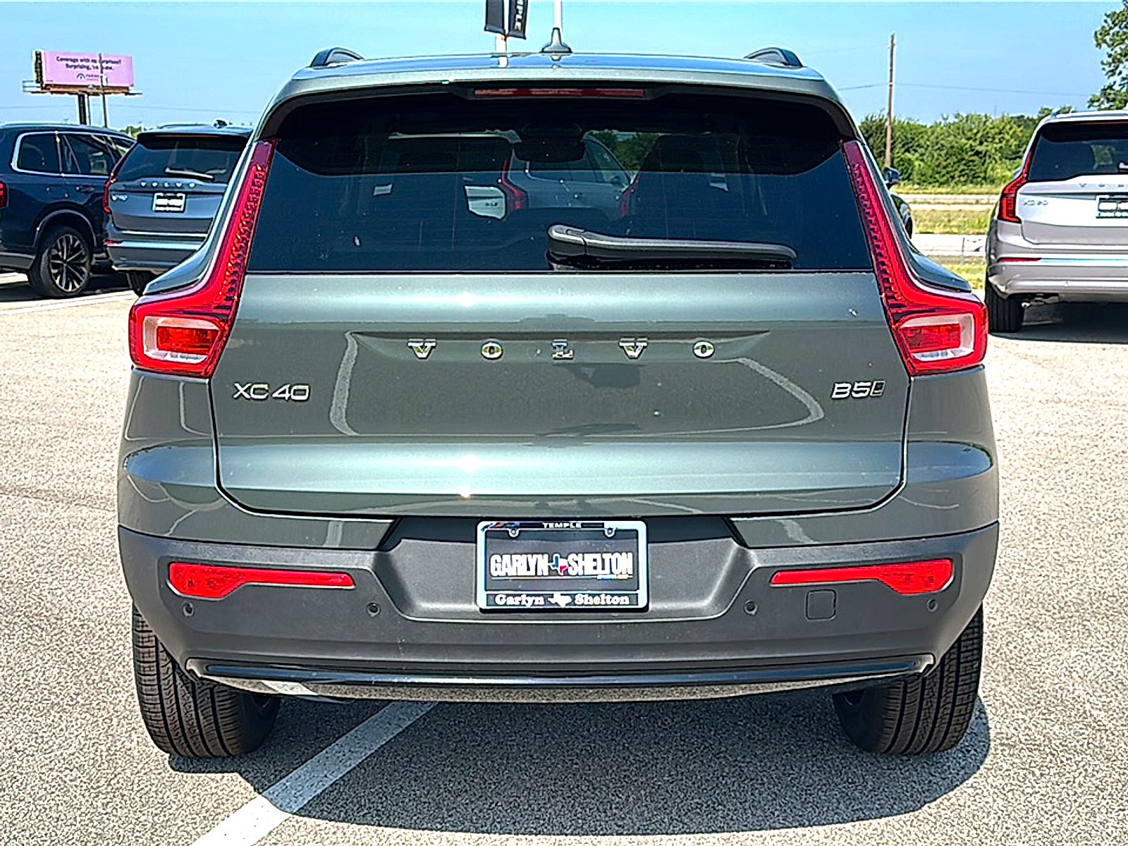 2026 Volvo XC40 Plus, B5 AWD Gas (mild hybrid), Dark