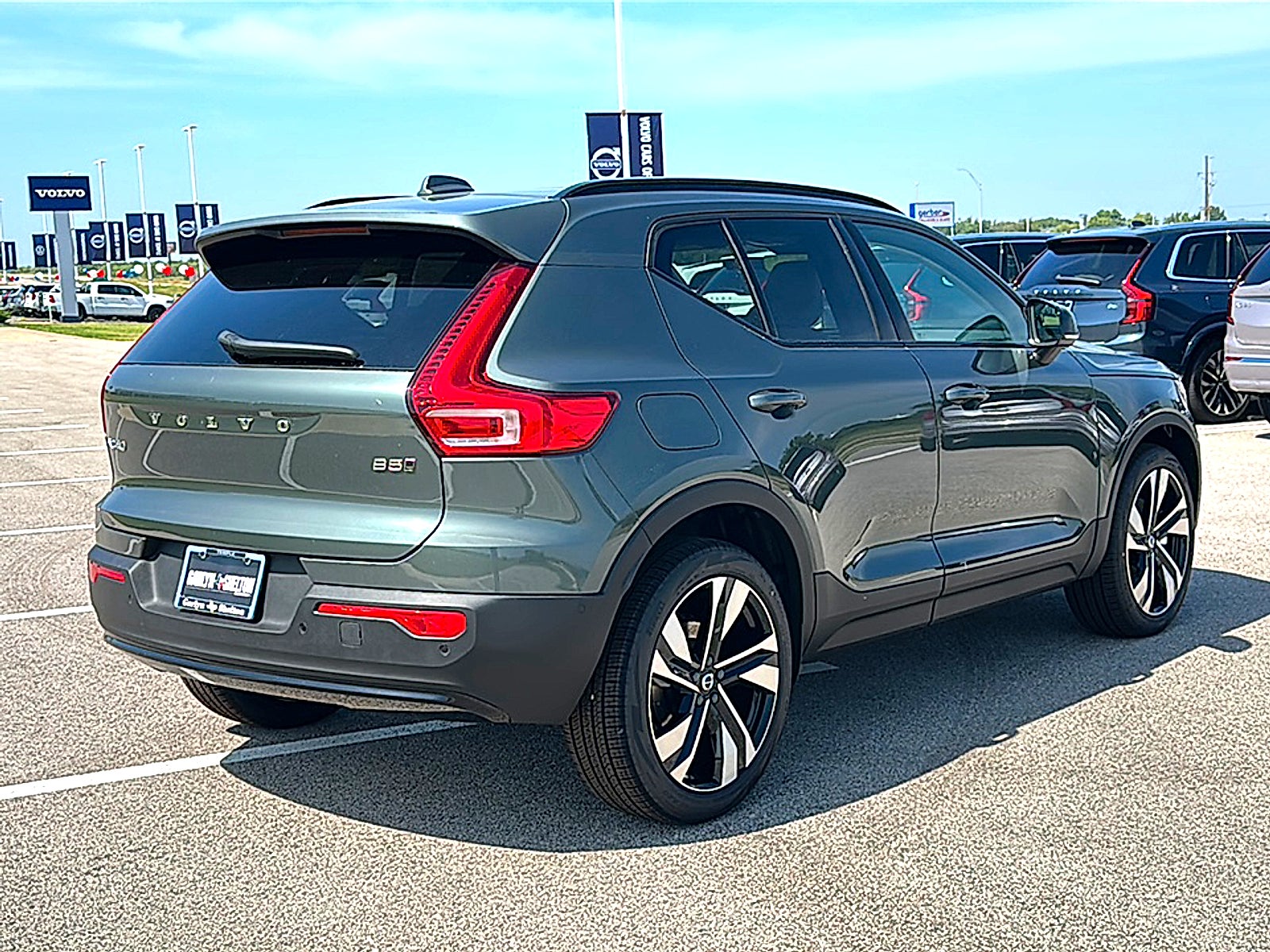 2026 Volvo XC40 Plus, B5 AWD Gas (mild hybrid), Dark