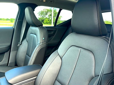 2026 Volvo XC40 Plus, B5 AWD Gas (mild hybrid), Dark