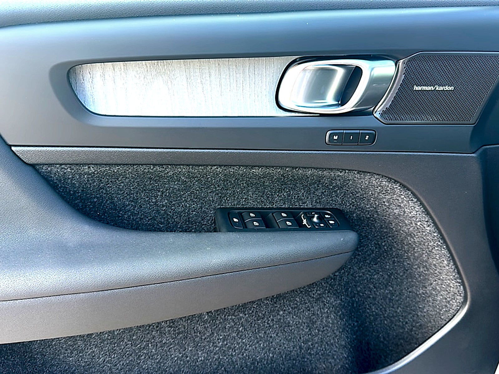 2026 Volvo XC40 Plus, B5 AWD Gas (mild hybrid), Dark