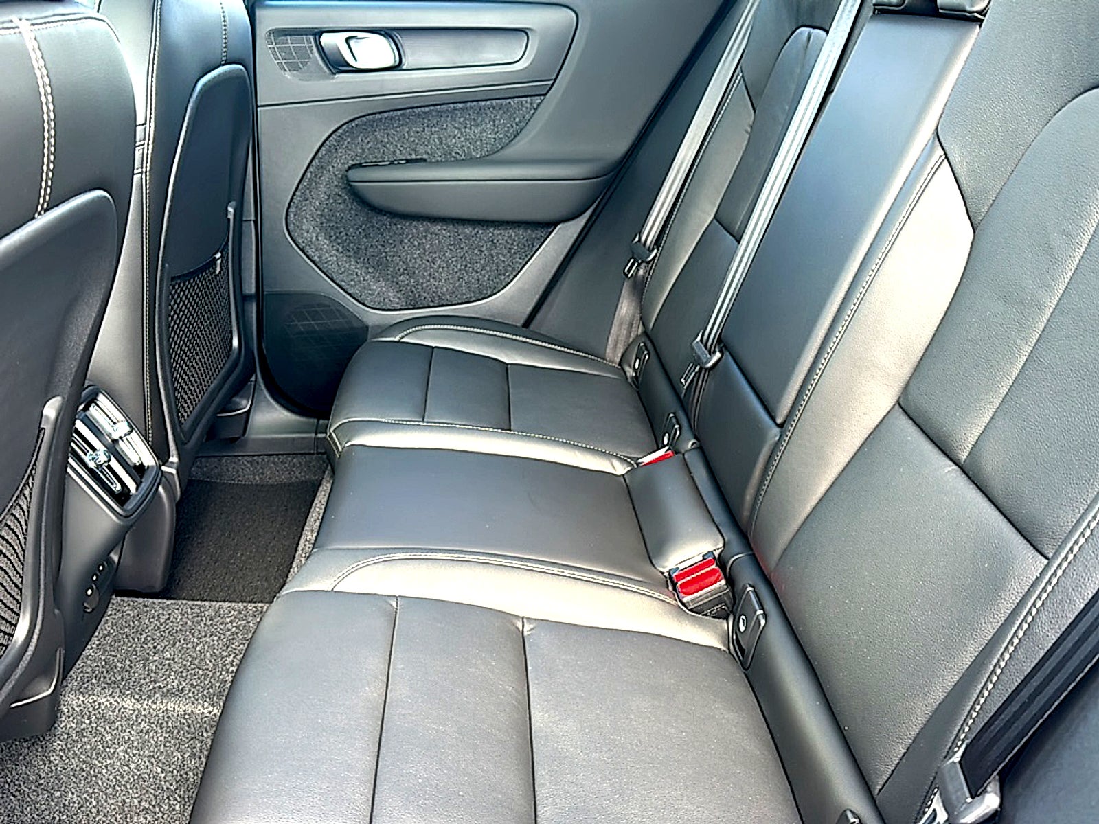 2026 Volvo XC40 Plus, B5 AWD Gas (mild hybrid), Dark