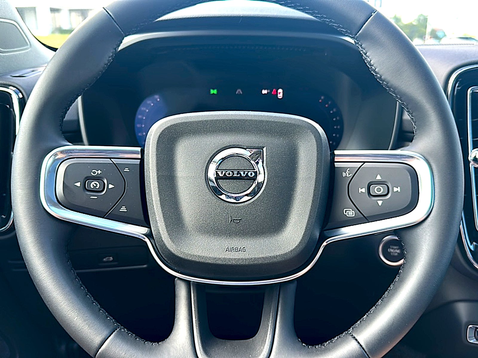 2026 Volvo XC40 Plus, B5 AWD Gas (mild hybrid), Dark