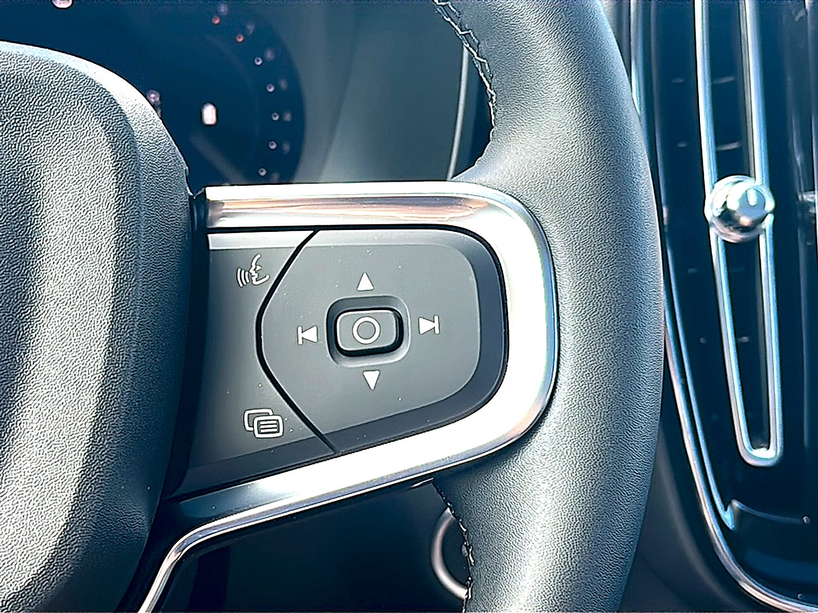2026 Volvo XC40 Plus, B5 AWD Gas (mild hybrid), Dark