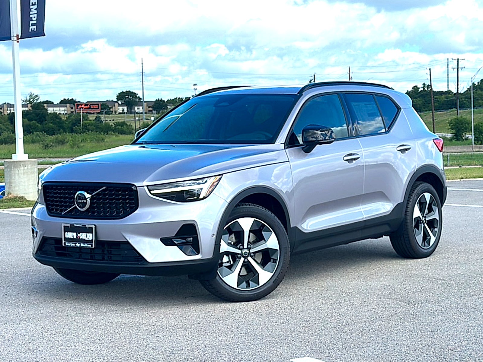 2026 Volvo XC40 Plus, B5 AWD Gas (mild hybrid), Dark
