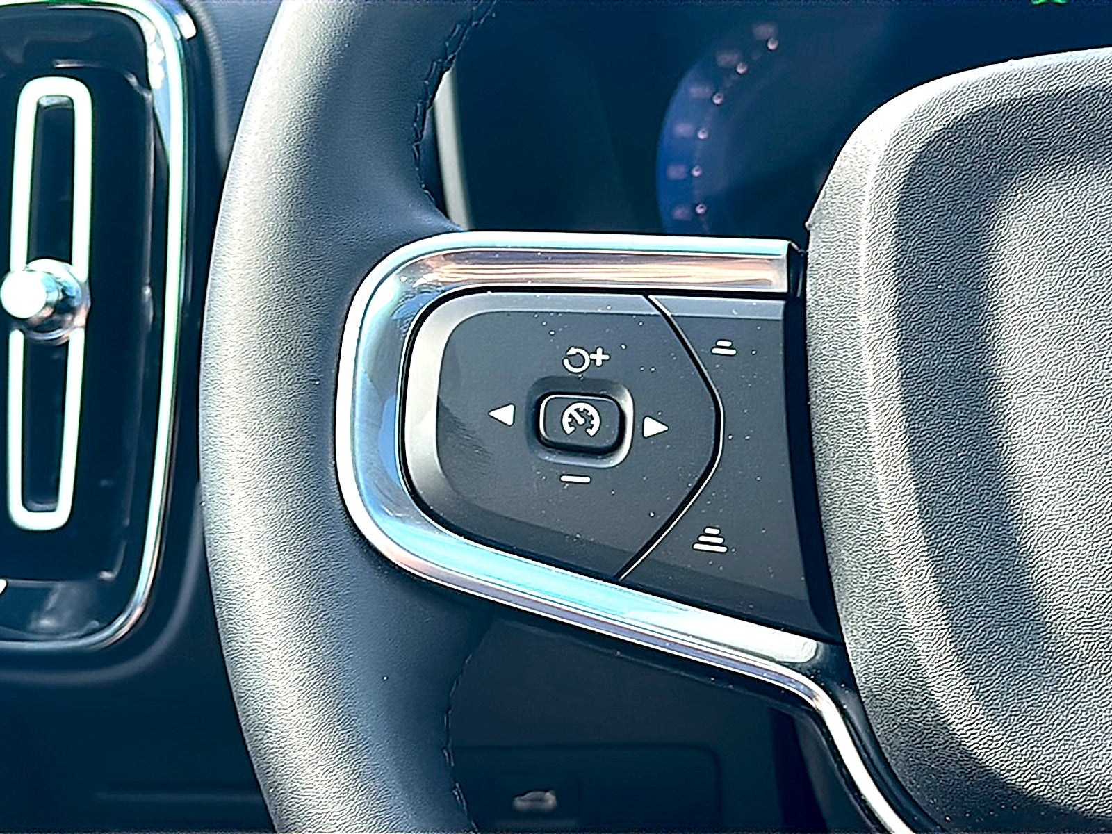 2026 Volvo XC40 Plus, B5 AWD Gas (mild hybrid), Dark