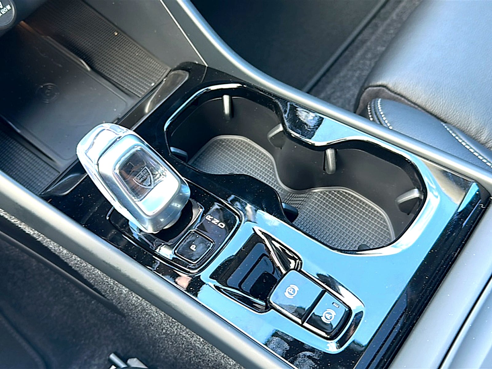 2026 Volvo XC40 Plus, B5 AWD Gas (mild hybrid), Dark