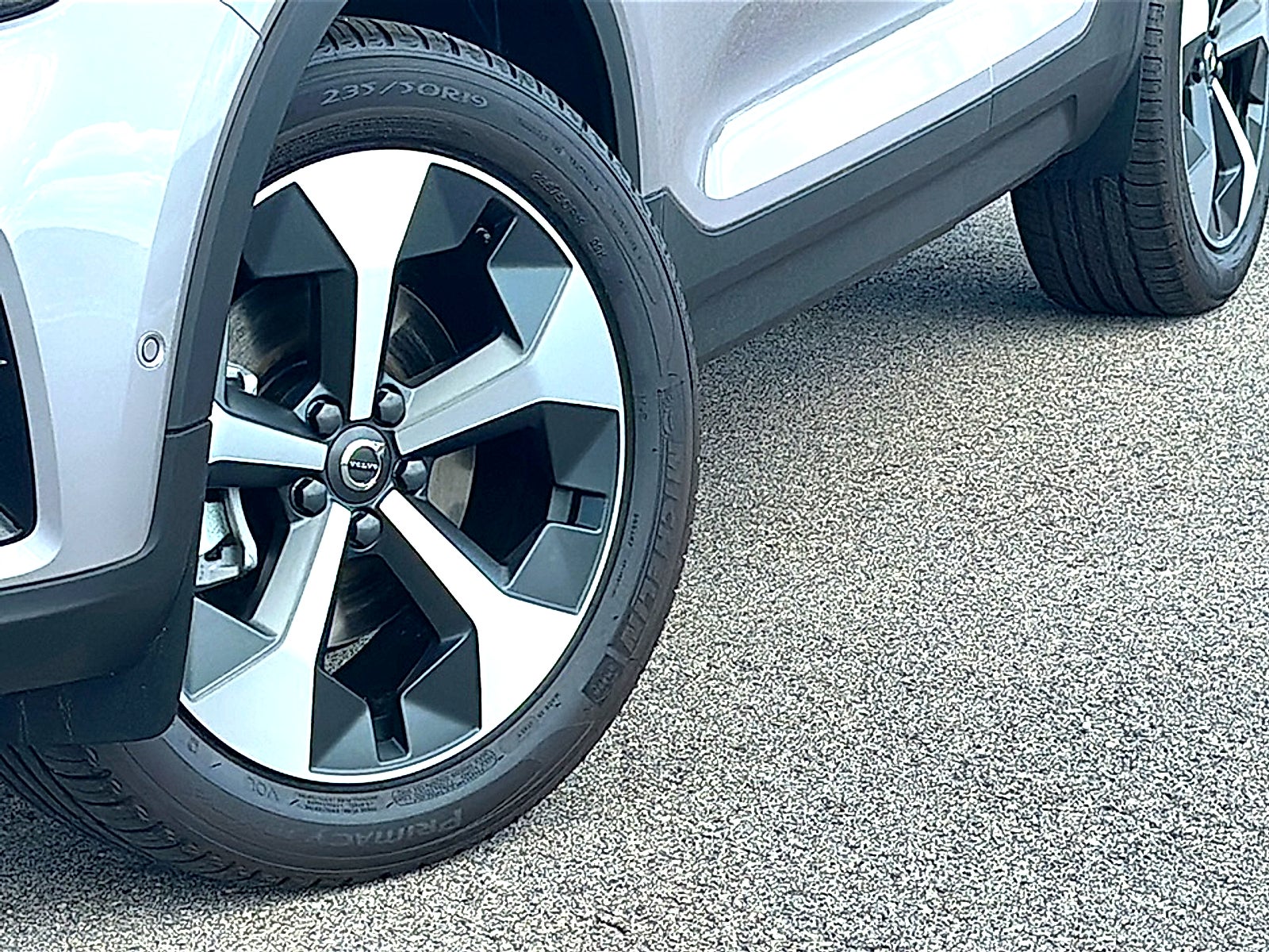 2026 Volvo XC40 Plus, B5 AWD Gas (mild hybrid), Dark