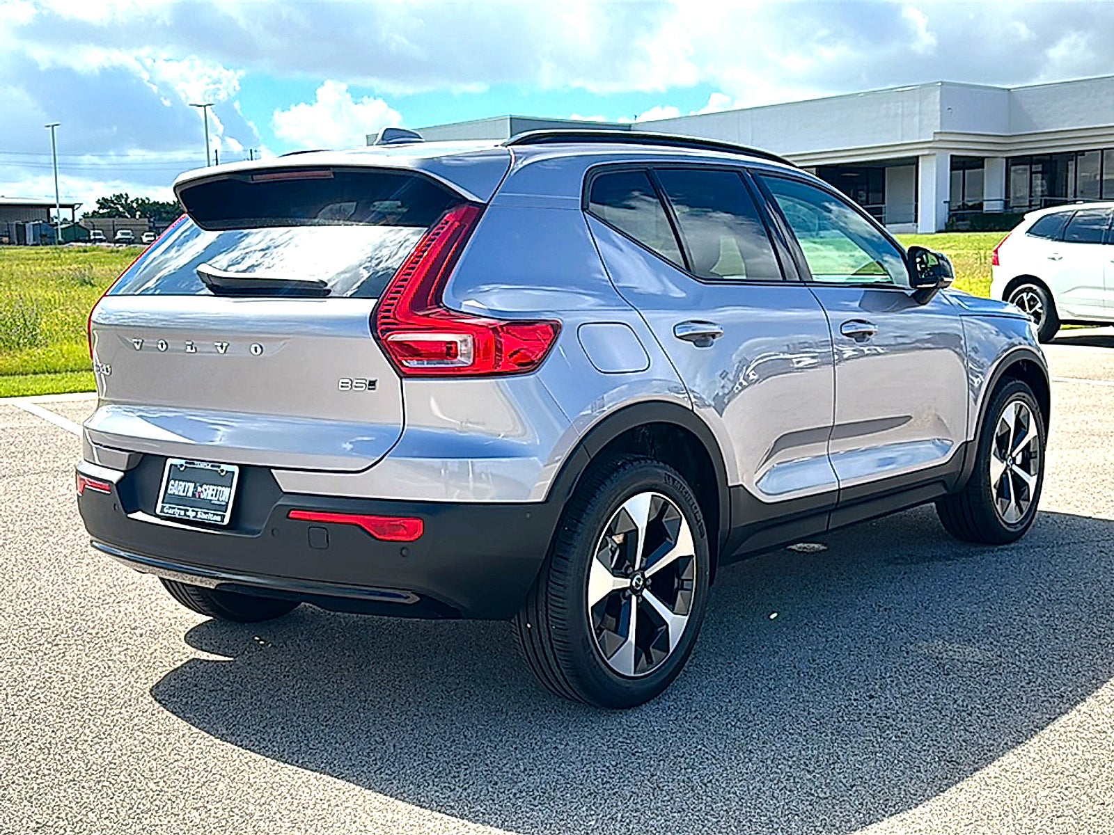 2026 Volvo XC40 Plus, B5 AWD Gas (mild hybrid), Dark