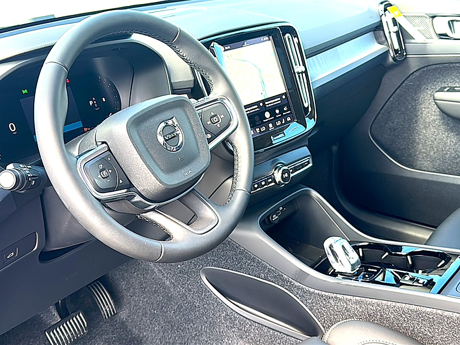 2026 Volvo XC40 Plus, B5 AWD Gas (mild hybrid), Dark